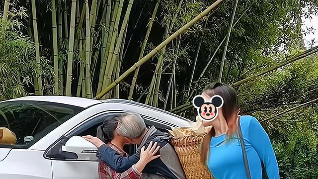 网红因暗示女孩与老人关系不正当公开道歉，引发社会热议